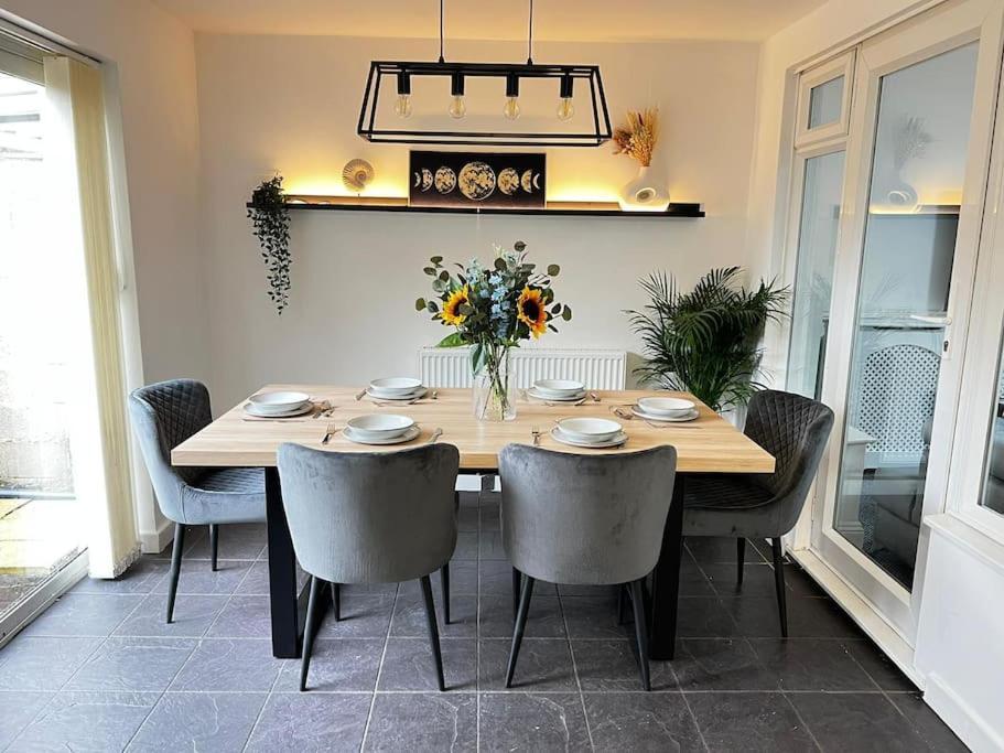 Villa 4 Bdr By Tranquil Ventures Short Lets & Serviced Cowley With Games Area, On-site Parking,