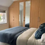 4 Bdr Home By Tranquil Ventures Short Lets & Serviced Accommodation Cowley With Games Area, On-Site Parking, Central Oxford