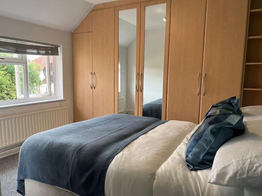 4 Bdr By Tranquil Ventures Short Lets & Serviced Cowley With Games Area, On-site Parking, Villa