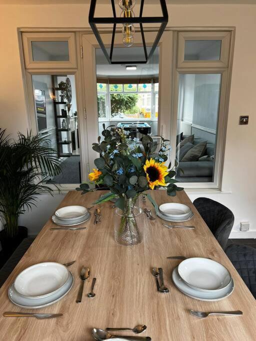 4 Bdr By Tranquil Ventures Short Lets & Serviced Cowley With Games Area, On-site Parking, * Oxford