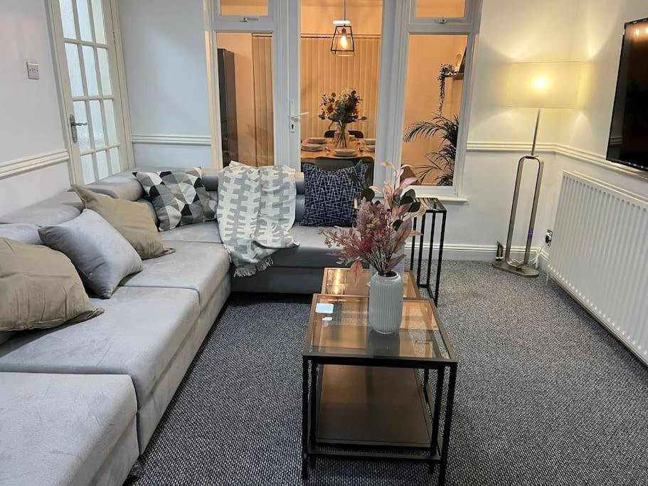 4 Bdr By Tranquil Ventures Short Lets & Serviced Cowley With Games Area, On-site Parking,