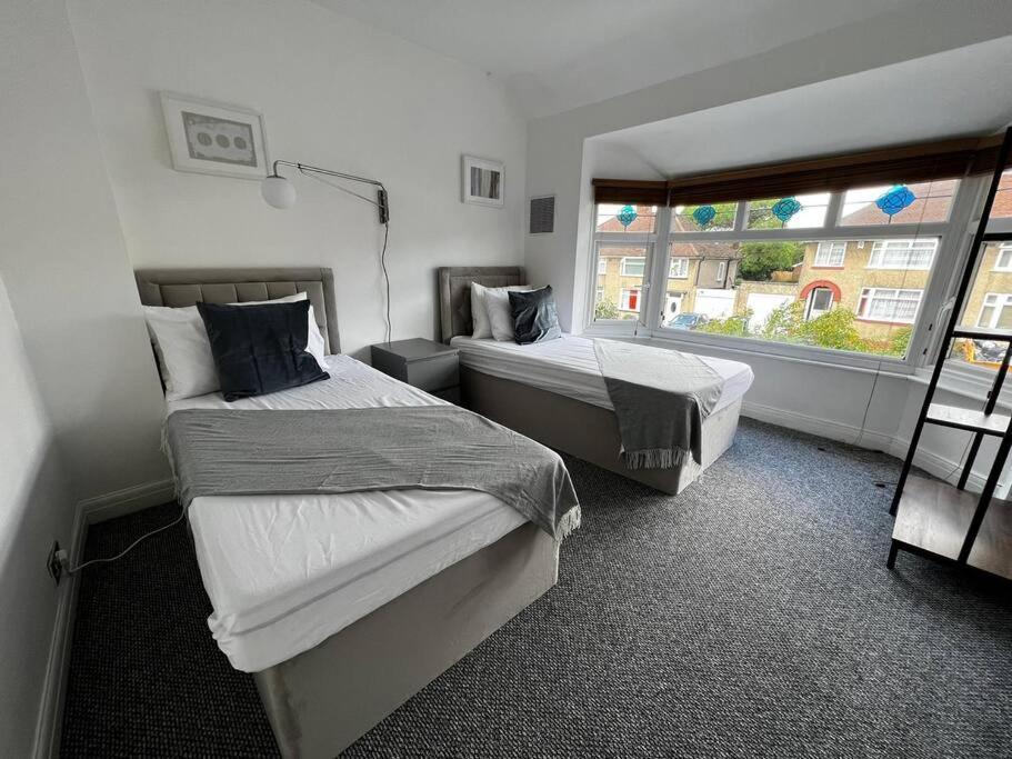 4 Bdr By Tranquil Ventures Short Lets & Serviced Cowley With Games Area, On-site Parking, Villa *
