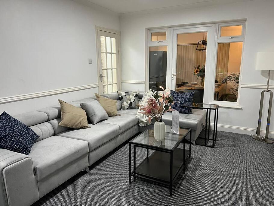4 Bdr By Tranquil Ventures Short Lets & Serviced Cowley With Games Area, On-site Parking, Villa Oxford
