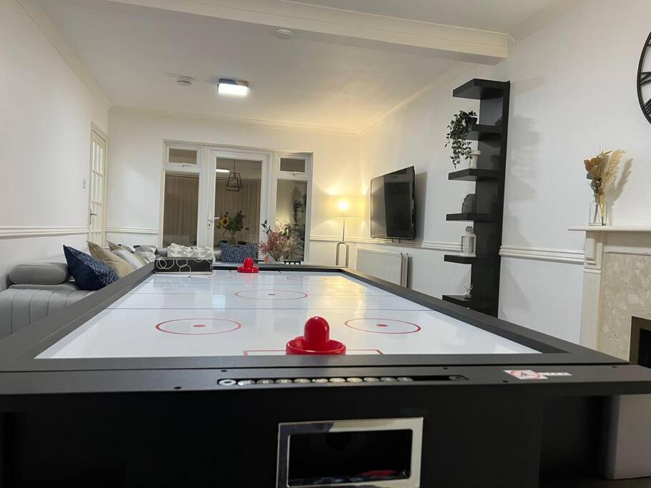 Villa 4 Bdr By Tranquil Ventures Short Lets & Serviced Cowley With Games Area, On-site Parking,