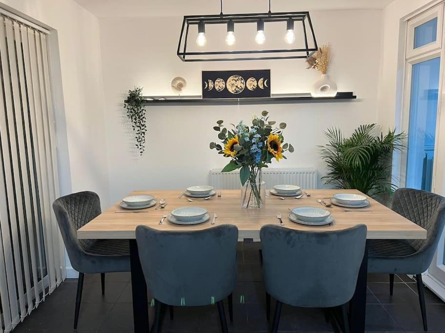 4 Bdr By Tranquil Ventures Short Lets & Serviced Cowley With Games Area, On-site Parking, Villa Oxford