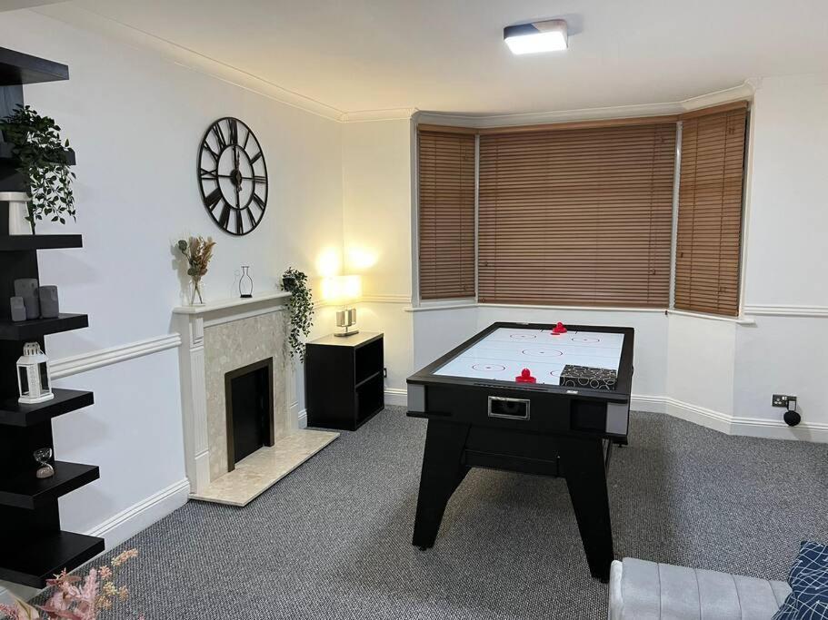 4 Bdr By Tranquil Ventures Short Lets & Serviced Cowley With Games Area, On-site Parking, Villa *