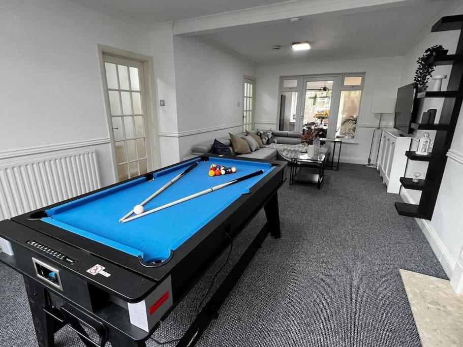 Villa 4 Bdr By Tranquil Ventures Short Lets & Serviced Cowley With Games Area, On-site Parking, Oxford